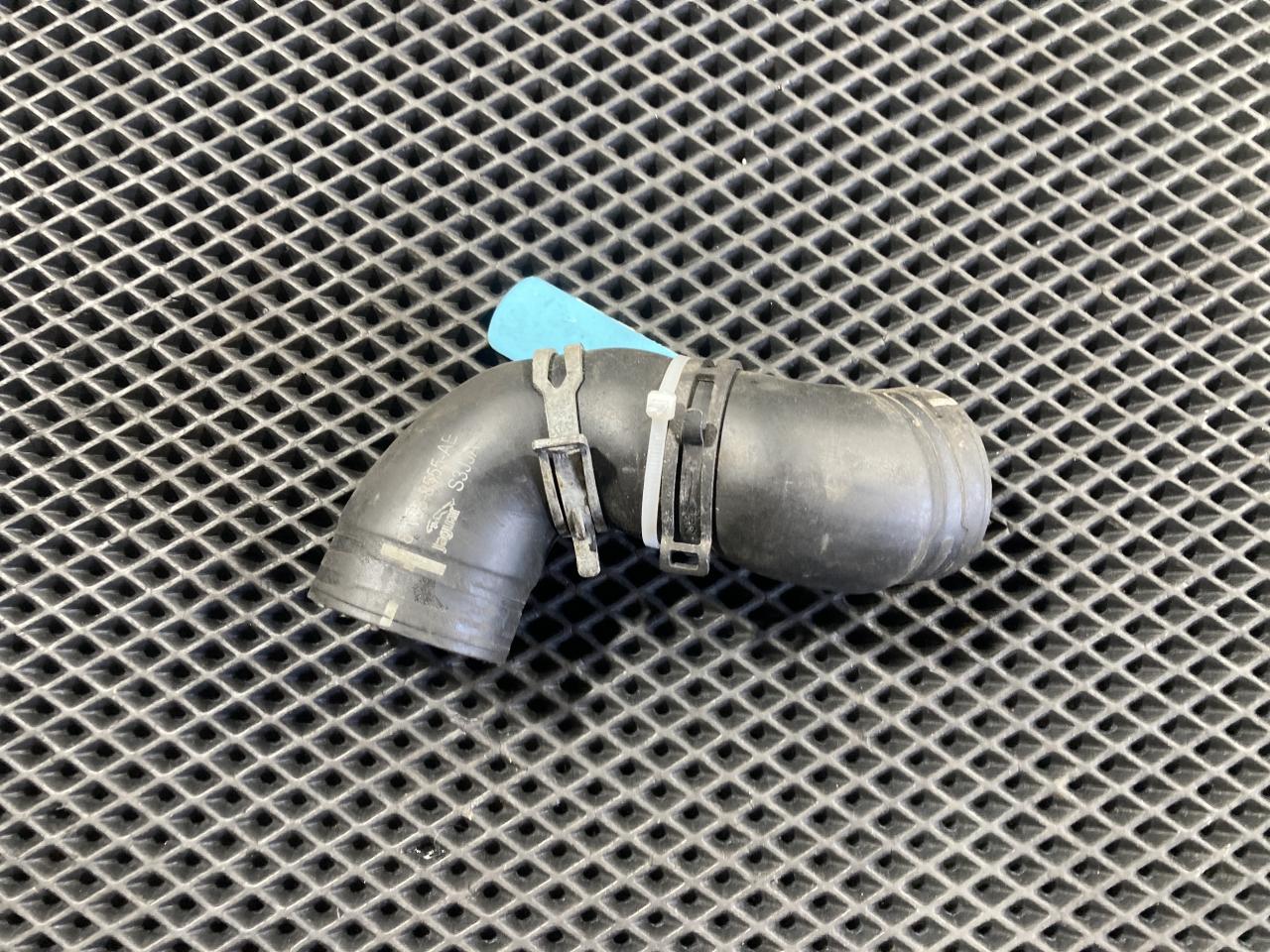 патрубок (трубопровод, шланг) Land Rover Range Rover Sport 2 поколение 2017, 5.0 л., 508PS, бензин, внедорожник 5 дв., 8W938555AE, LR033994 - фото №1