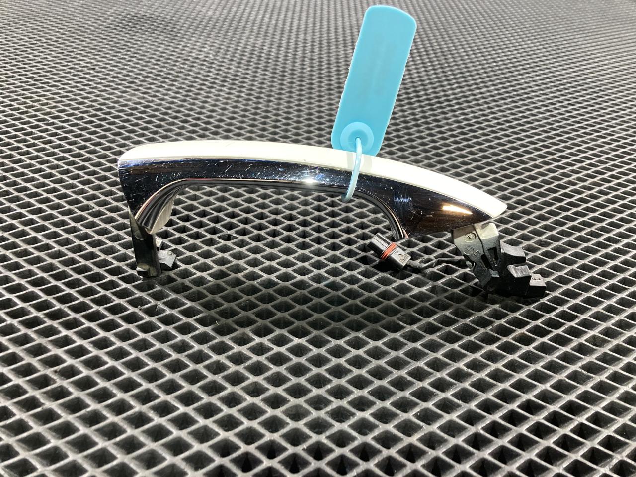 ручка наружная Mercedes-Benz GL-Класс X166 2015, 4.7 л., M 278.928, бензин, АКПП, внедорожник 5 дв., A2047601370 - фото №1