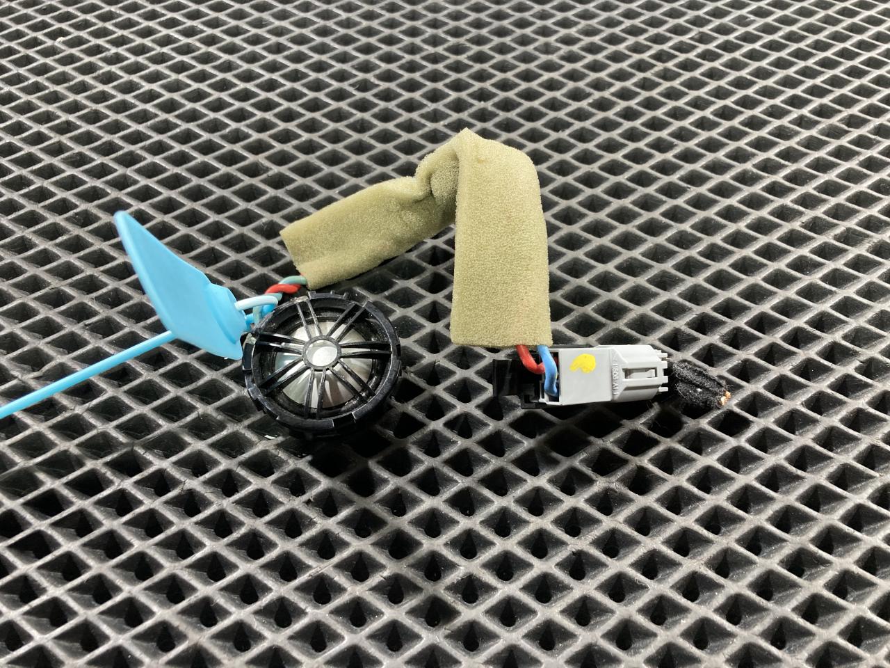 динамик высокочастотный (пищалка) Jaguar XE 1 поколение 2016, 2.0 л., бензин, седан, BJ32-18808-AC, C2Z22814, LR025875 - фото №1