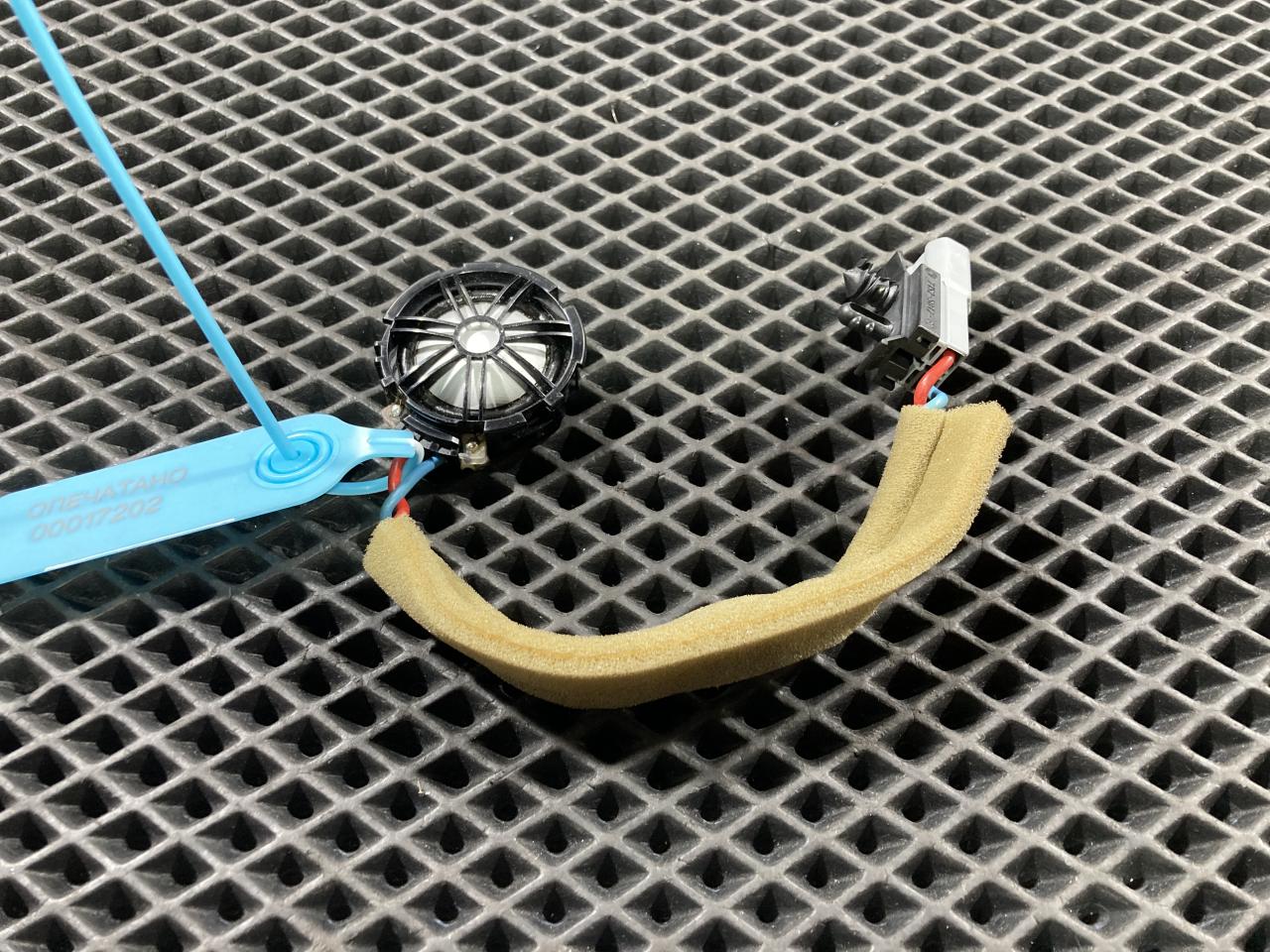 динамик высокочастотный (пищалка) Jaguar XE 1 поколение 2016, 2.0 л., бензин, седан, BJ32-18808-AC, C2Z22814, LR025875 - фото №1