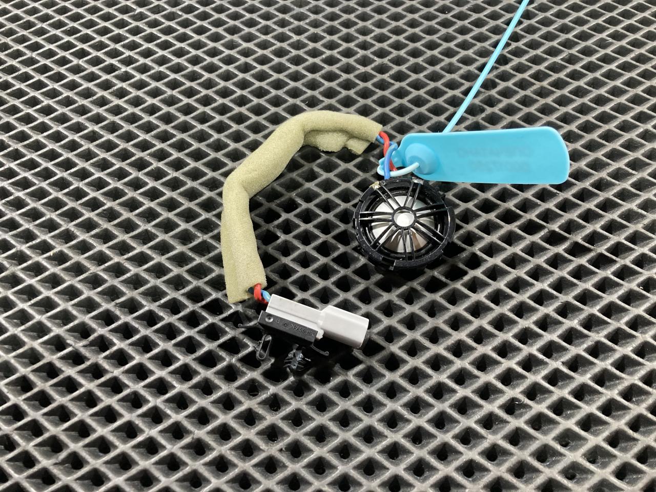 динамик высокочастотный (пищалка) Jaguar F-Pace 1 поколение 2016, 2.0 л., бензин, внедорожник 5 дв., BJ32-18808-AC, C2Z22814, LR025875 - фото №1