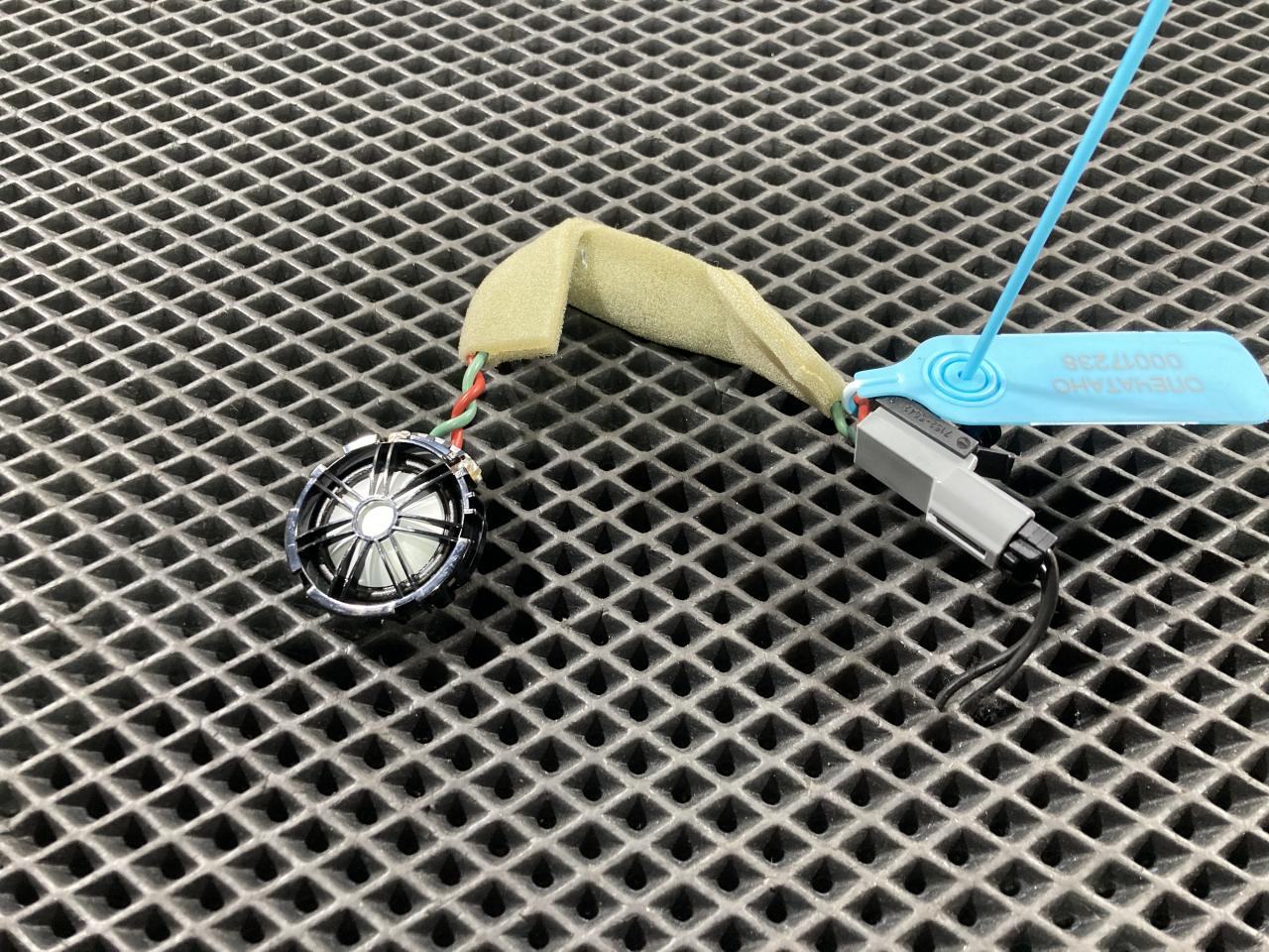 динамик высокочастотный (пищалка) Land Rover Range Rover Sport 2 поколение 2016, 3.0 л., бензин, внедорожник 5 дв., BJ32-18808-AC, C2Z22814, LR025875 - фото №1