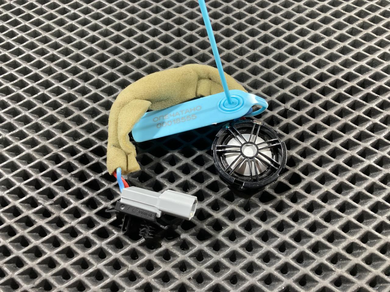 динамик высокочастотный (пищалка) Jaguar XE 1 поколение 2016, 2.0 л., бензин, седан, BJ32-18808-AC, C2Z22814, LR025875 - фото №1