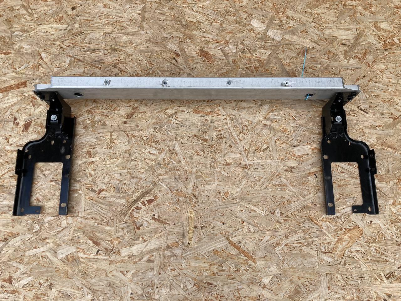 кронштейн радиатора Land Rover Range Rover Evoque L551 2022, 2.0 л., 204PT, бензин, АКПП, внедорожник 5 дв., LR117327, LR117328 - фото №1