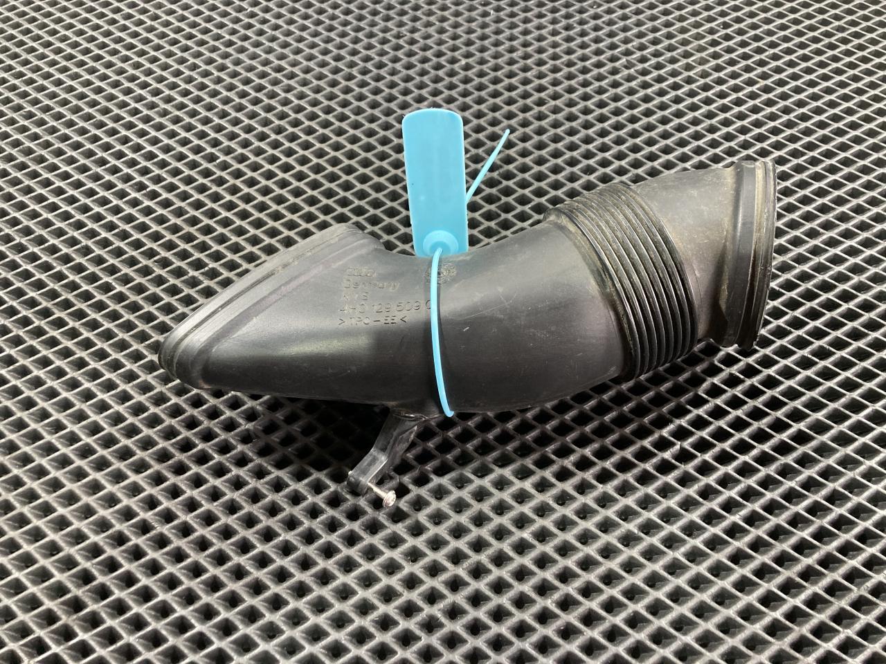 патрубок воздушного фильтра Audi A8 D4/4H 2012, 4.2 л., CDRA, бензин, АКПП, седан, 4H0129509C - фото №1