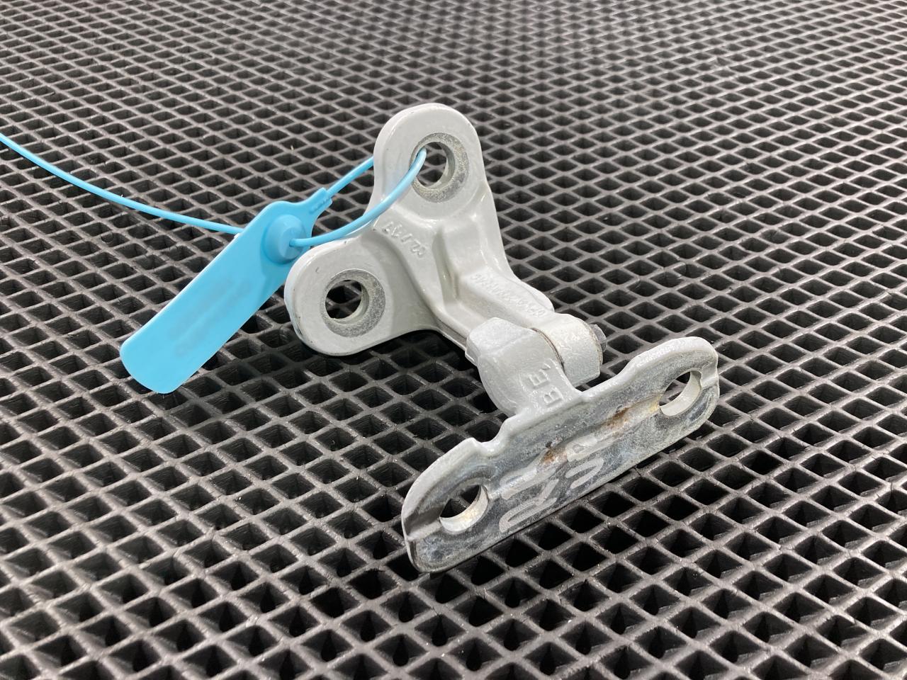 петля двери Jaguar XE 1 поколение 2019, 3.0 л., бензин, седан, CPLA228A66AC, LR073599 - фото №1