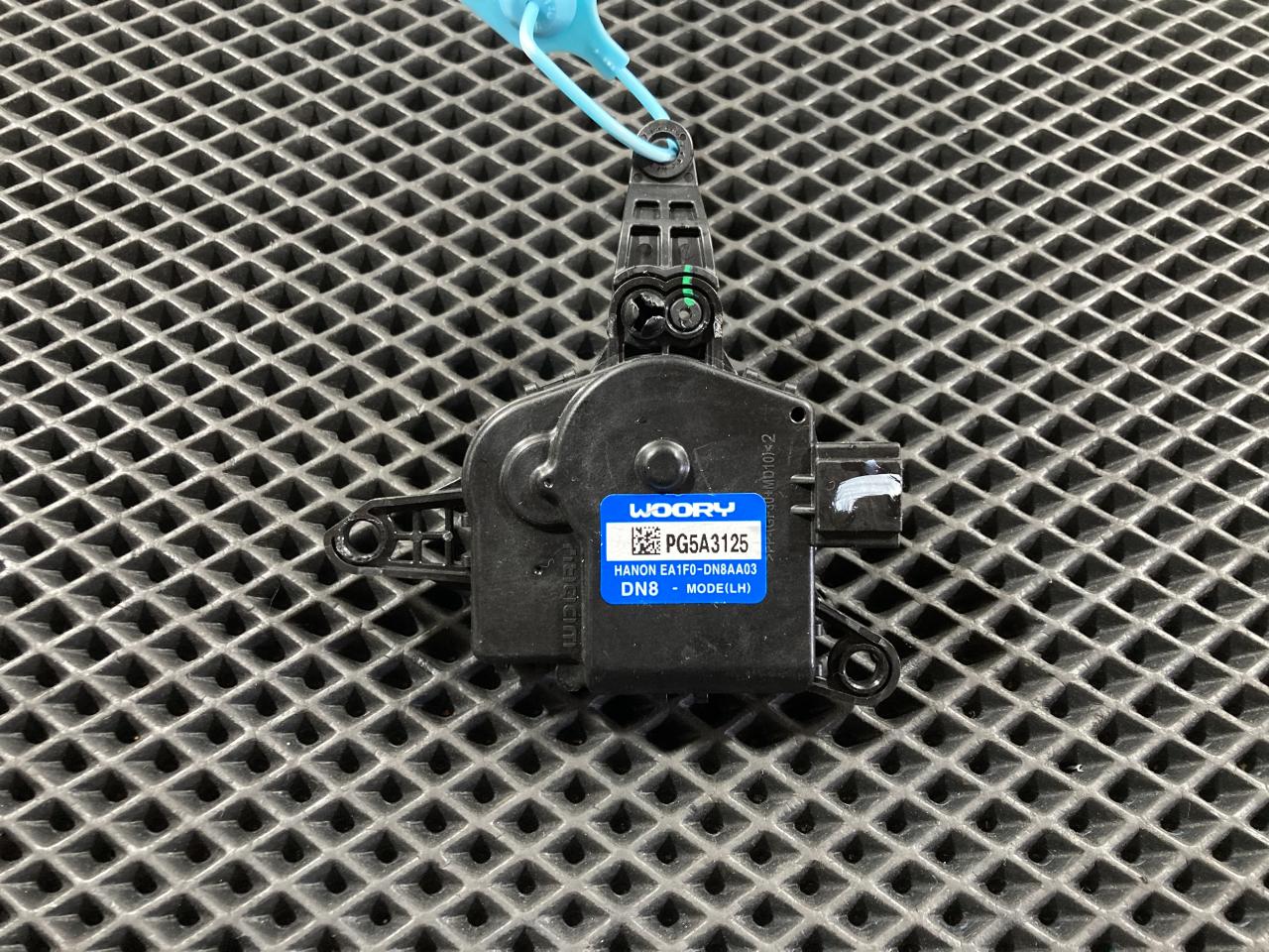 моторчик заслонки печки Kia K5 3 поколение 2020, 1.6 л., G4FP, бензин, АКПП, EA1F0-DN8AA03 - фото №1