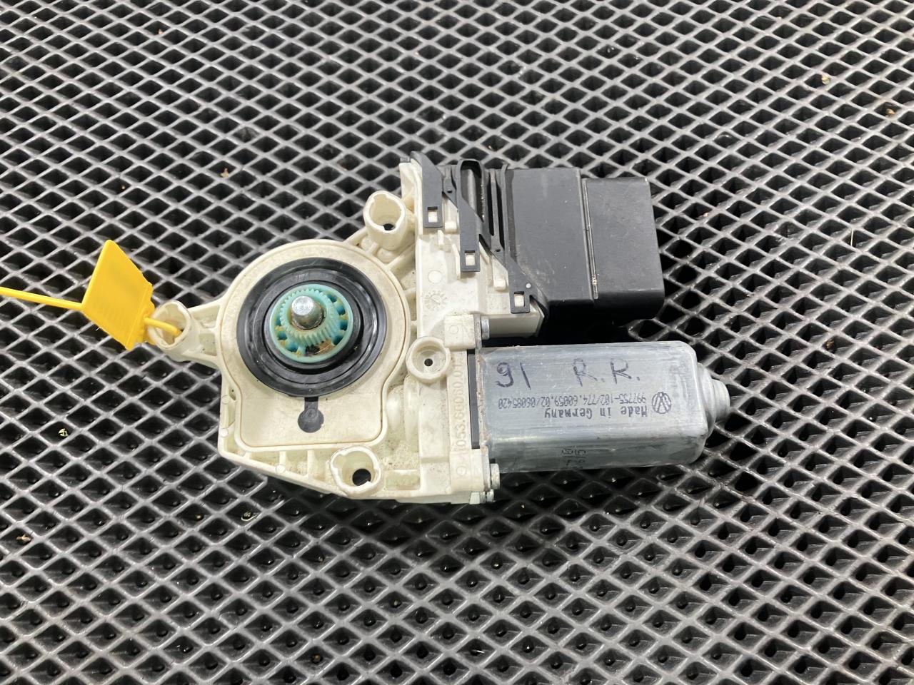 моторчик стеклоподъемника задний правый Volkswagen Passat B6 2005, 2.0 л., BPY, бензин, 1K0959704D, 1K0959704G - фото №1