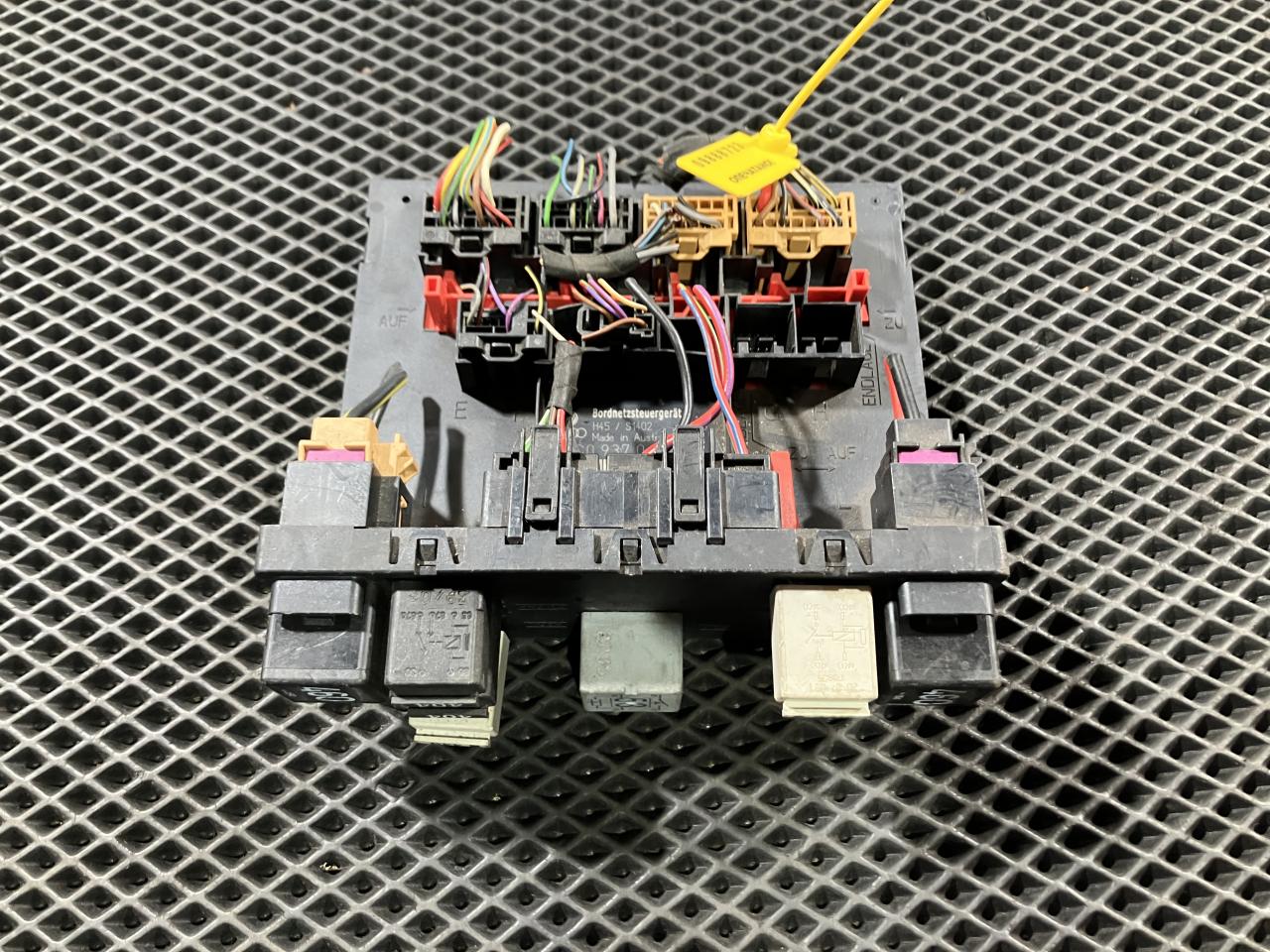 Блок управления BCM (Body Control Module) Volkswagen Passat B6 2005, 2.0 л., BPY, бензин, 3C0937049AA - фото №1