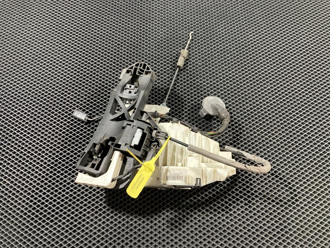 замок двери передней правой Mercedes-Benz S-Класс W221 2008, 5.5 л., M 273.961, бензин, седан, A2217201635, A2217201635, A2217205835, A2217207835 - фото №1