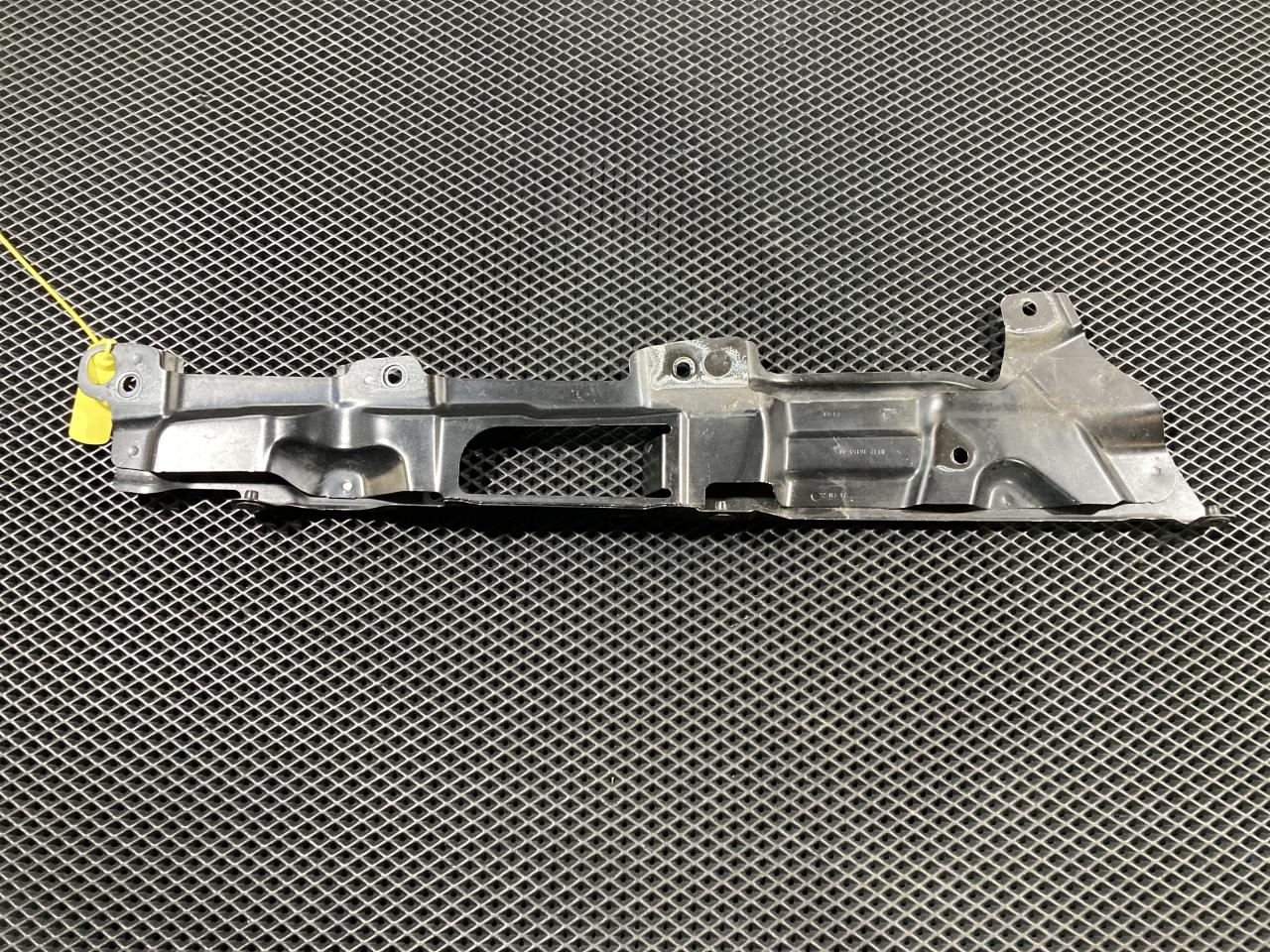 крепление ( кронштейн ) крыла Land Rover Discovery 5 поколение L462 2018, 3.0 л., 306DT, дизель, АКПП, внедорожник 5 дв., HY3216151AA, LR080202, LR105083 - фото №1