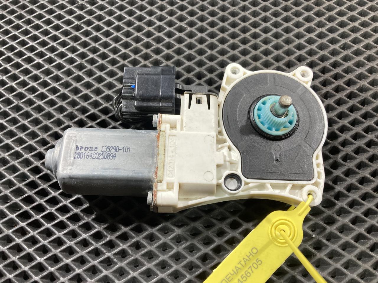 моторчик стеклоподъемника Jaguar XE 1 поколение 2016, 3.0 л., бензин, АКПП, C39790-101 - фото №1