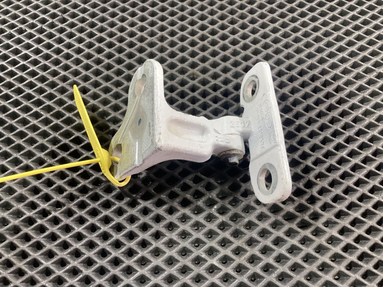 петля двери Jaguar XE 1 поколение 2019, 3.0 л., бензин, АКПП, седан, CPLA228A66AC, LR073599, T4A2512, LR036578, LR056360 - фото №1