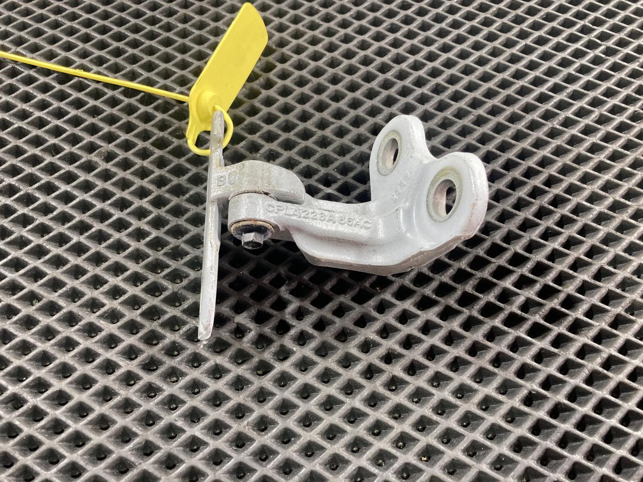 петля двери Jaguar XE 1 поколение 2019, 3.0 л., бензин, АКПП, седан, CPLA228A66AC, LR073599, T4A2512, LR036578, LR056360 - фото №1