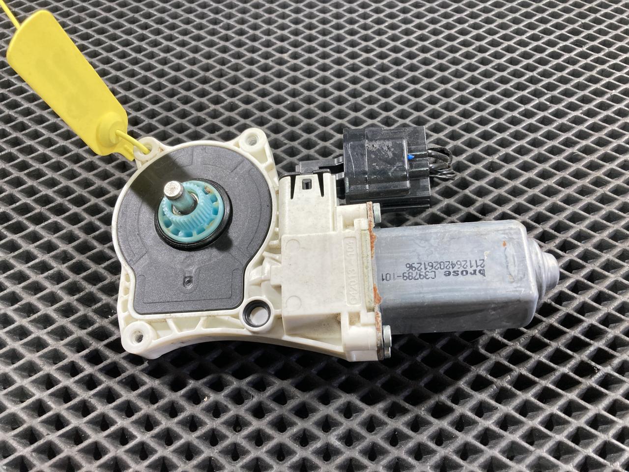 моторчик стеклоподъемника Jaguar XE 1 поколение 2016, 3.0 л., бензин, АКПП, седан, C39789-101 - фото №1