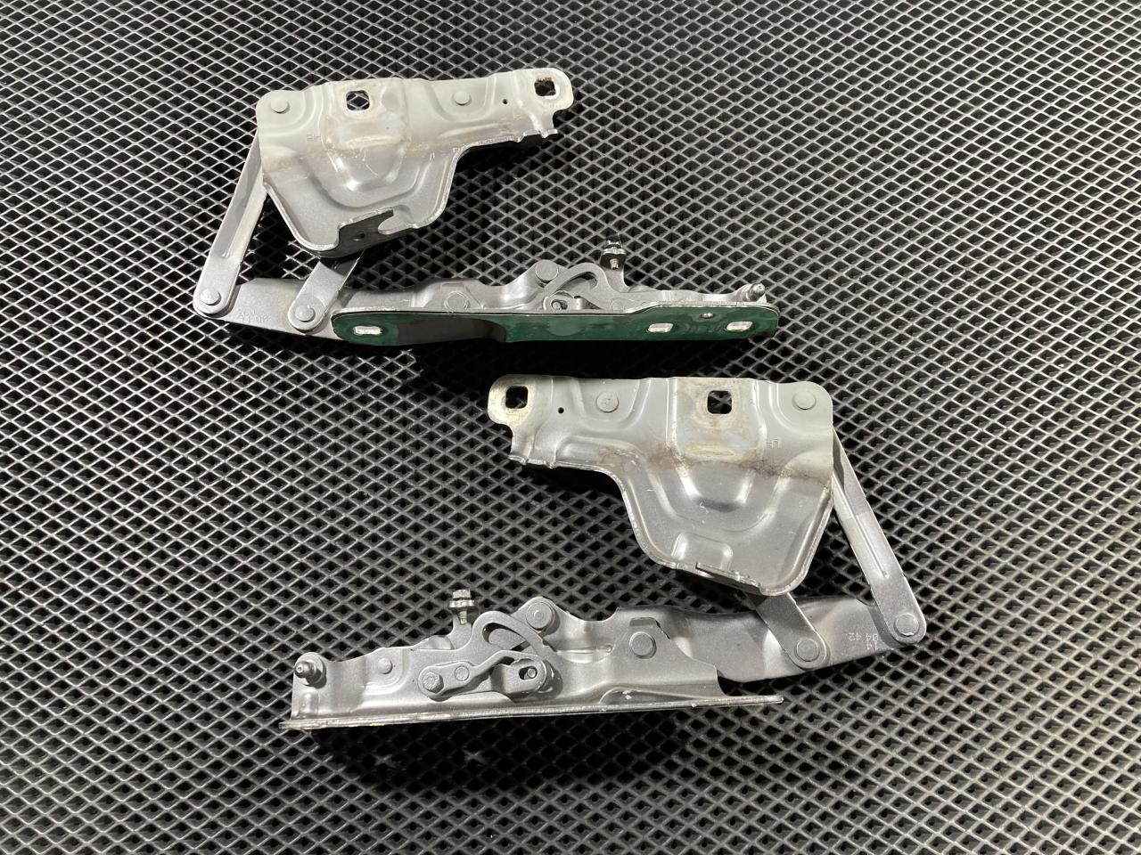 петля капота Jaguar XE 1 поколение 2016, 2.0 л., 204PT, бензин, АКПП, седан, GX7316801AE, GX7316800AE, T2H12980, T2H12981 - фото №1