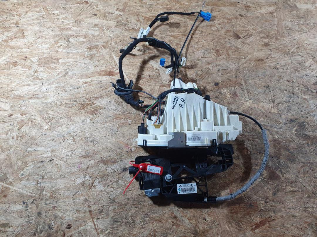 замок двери задней правой Mercedes-Benz S-Класс W221 2008, 5.5 л., M 273.961, бензин, седан, A2217304435, A2217307835 - фото №1