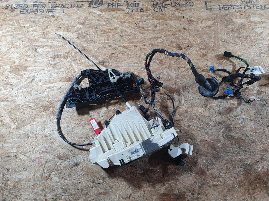 замок двери задней левой Mercedes-Benz S-Класс W221 2008, 5.5 л., M 273.961, бензин, седан, A2217301535, A2217305935 - фото №1