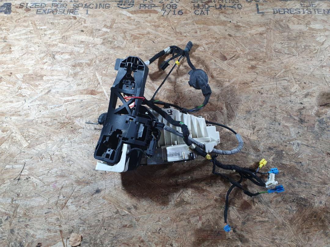 замок двери передней правой Mercedes-Benz S-Класс W221 2008, 5.5 л., M 273.961, бензин, седан, A2217207835, A2167201635, A2217201635, A2217205835 - фото №1