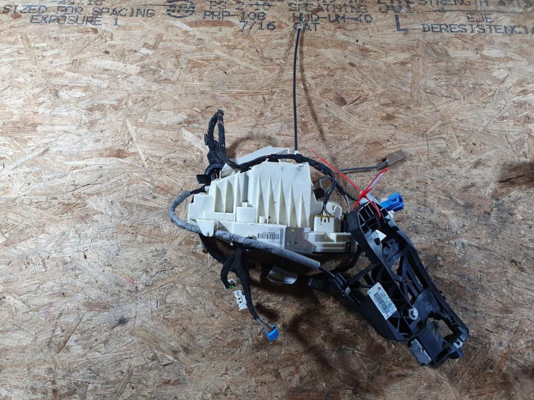 замок двери задней левой Mercedes-Benz S-Класс W221 2008, 5.5 л., M 273.961, бензин, седан, A2217304335, A2217307735 - фото №1