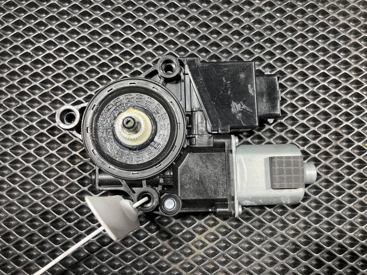 моторчик стеклоподъемника передний левый Kia K5 3 поколение 2020, 1.6 л., G4FP, бензин, АКПП, 82450L3010 - фото №1