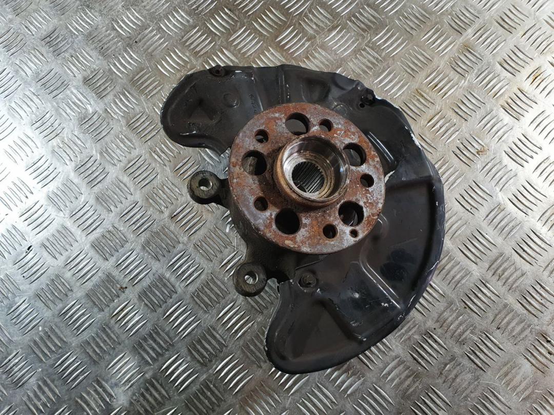 кулак поворотный левый Mercedes-Benz E-Класс W212/S212/C207/A207 2011, 3.5 л., M 276.952, бензин, АКПП, седан, A2044211120 - фото №1