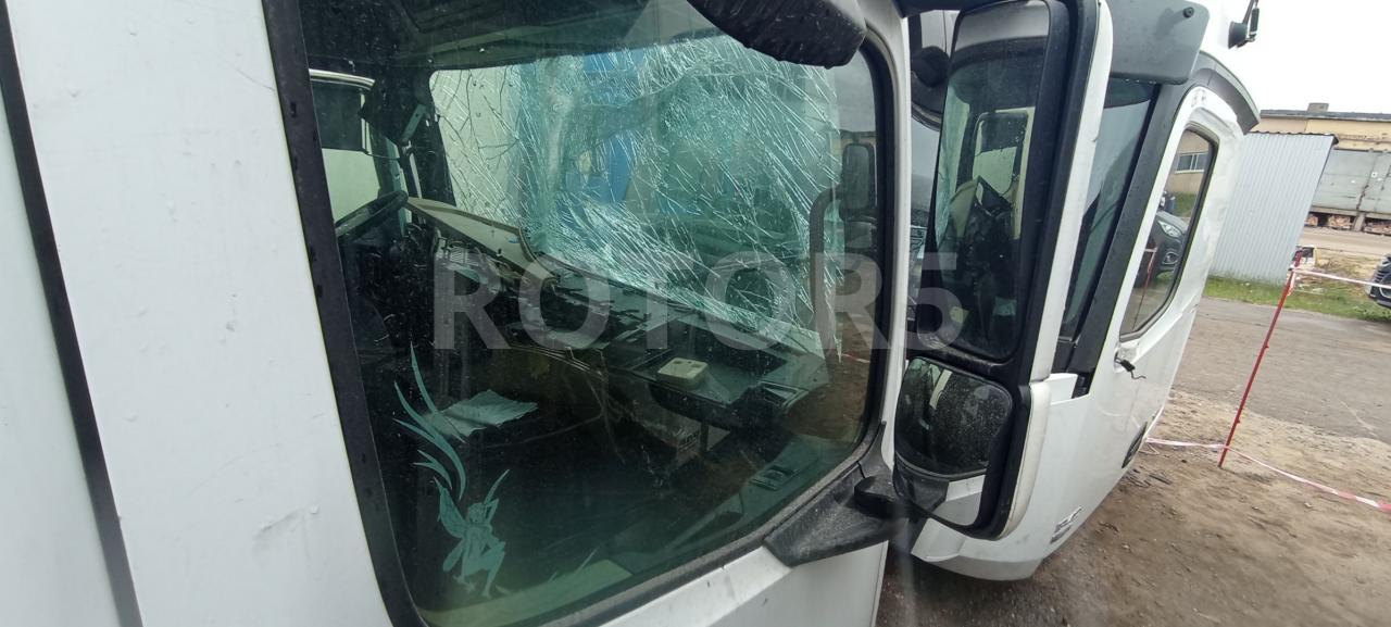 стекло двери передней правой Mercedes-Benz Actros 4 поколение (MP4) 1845LS 2014, 12.8 л., OM 471.900, дизель, АКПП, белый, A9607200318 - фото №1