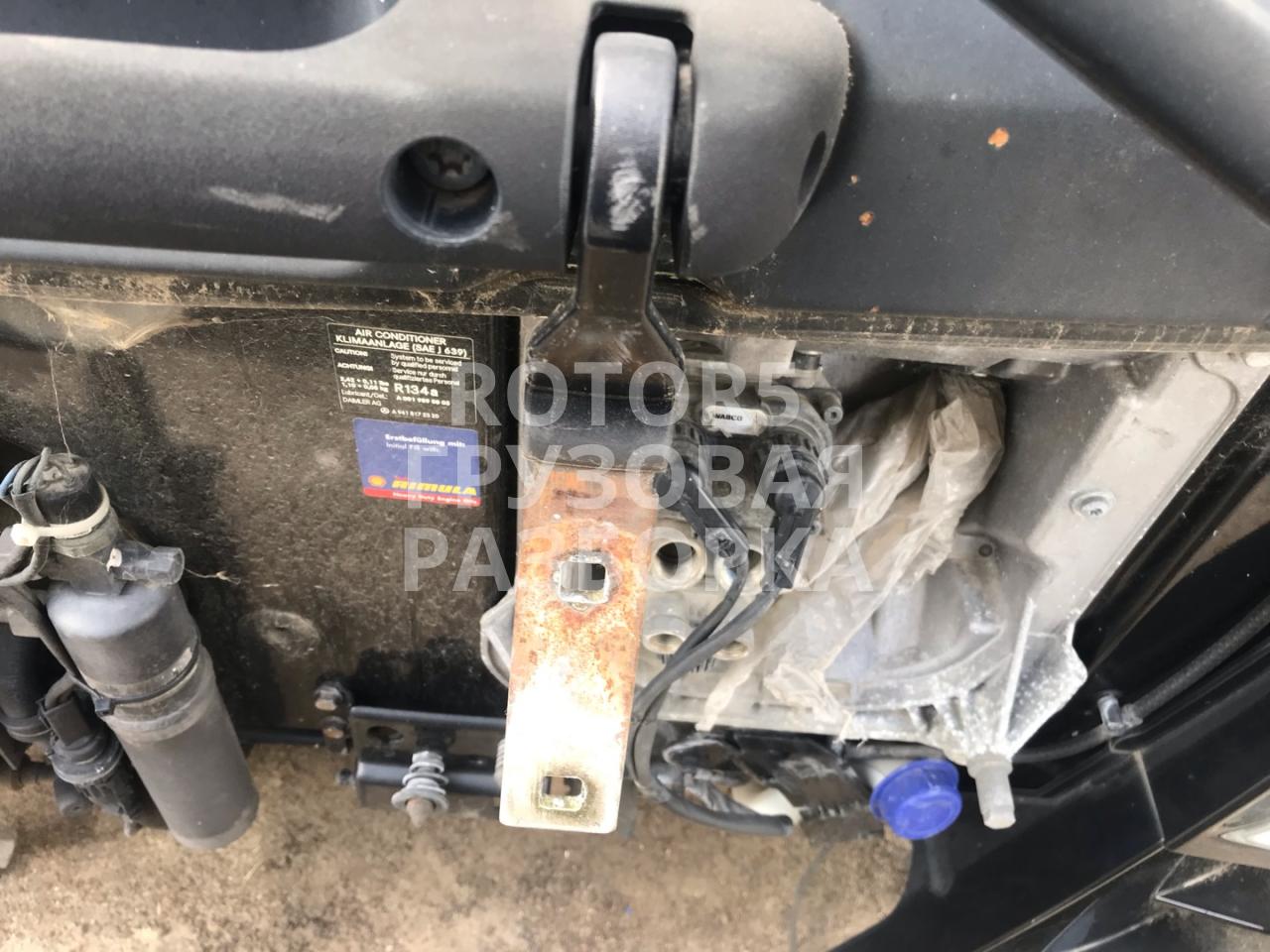 петля капота Mercedes-Benz Actros 3 поколение (MP3) 1848LS 2009, 11.9 л., OM 541.978, дизель, АКПП, чёрный, A9417500251 - фото №1