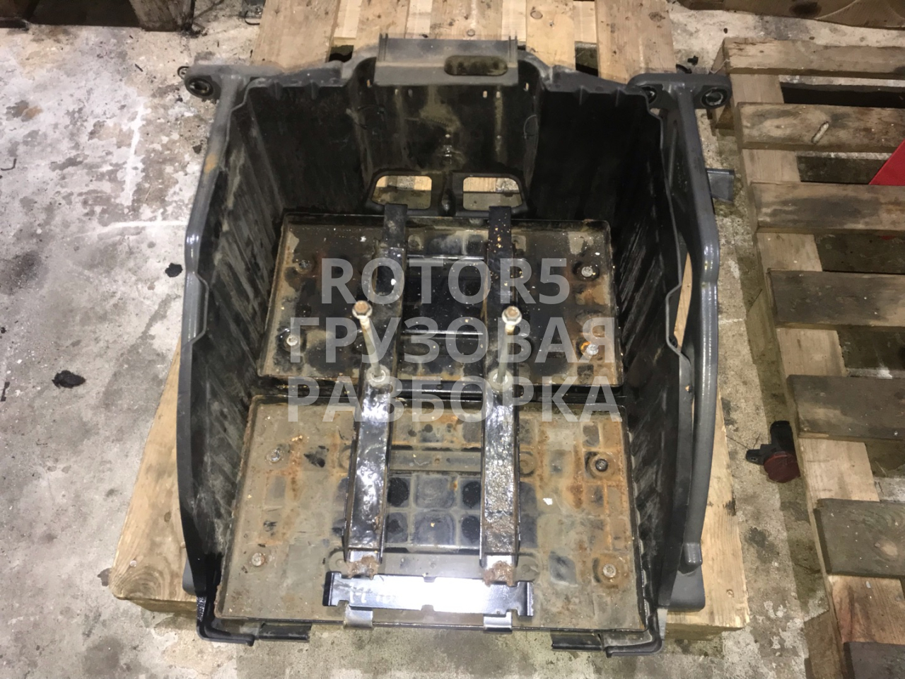 аккумуляторный ящик DAF CF-series 1 поколение 2018, 10.8 л., MX-11 330, дизель, АКПП, красный - фото №1