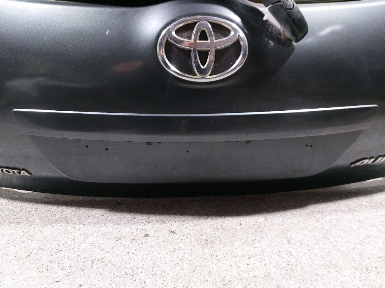 накладка подсветки номера Toyota Auris 1 поколение (2006 - 2009) - фото №1