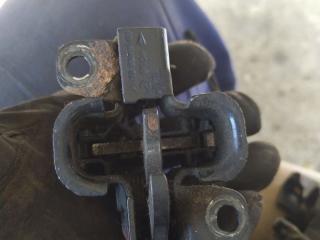 замок капота Mercedes-Benz M-Класс W164 2006, 3.0 л., OM 642.940, дизель, АКПП, серебро, полный привод, правый руль, A2198800160