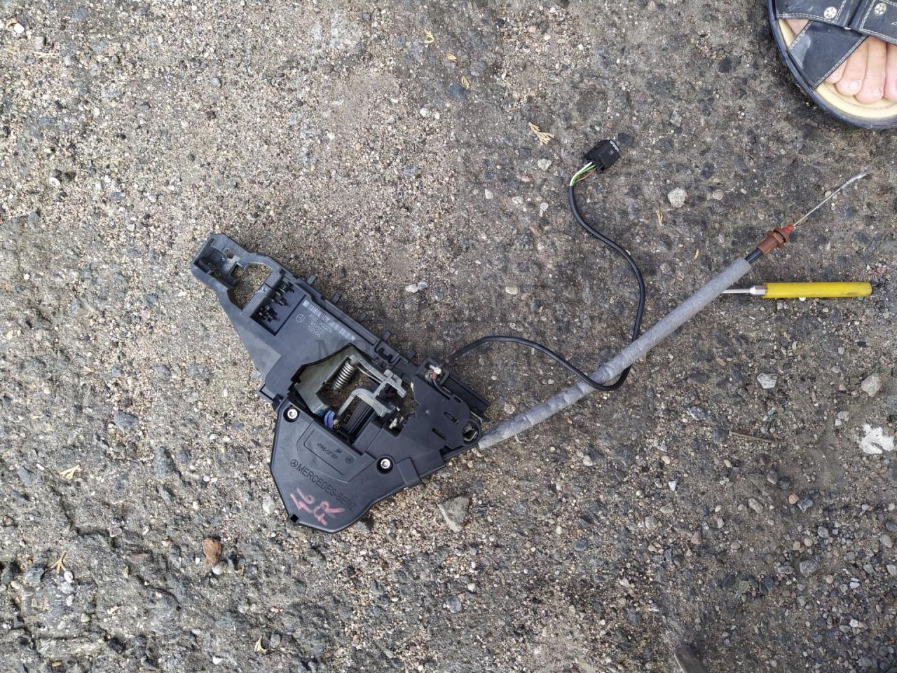 скелет ручки двери передней правой Mercedes-Benz M-Класс W164 2006, 3.0 л., OM 642.940, дизель, АКПП, серебро, полный привод, правый руль, A1647602234 - фото №1
