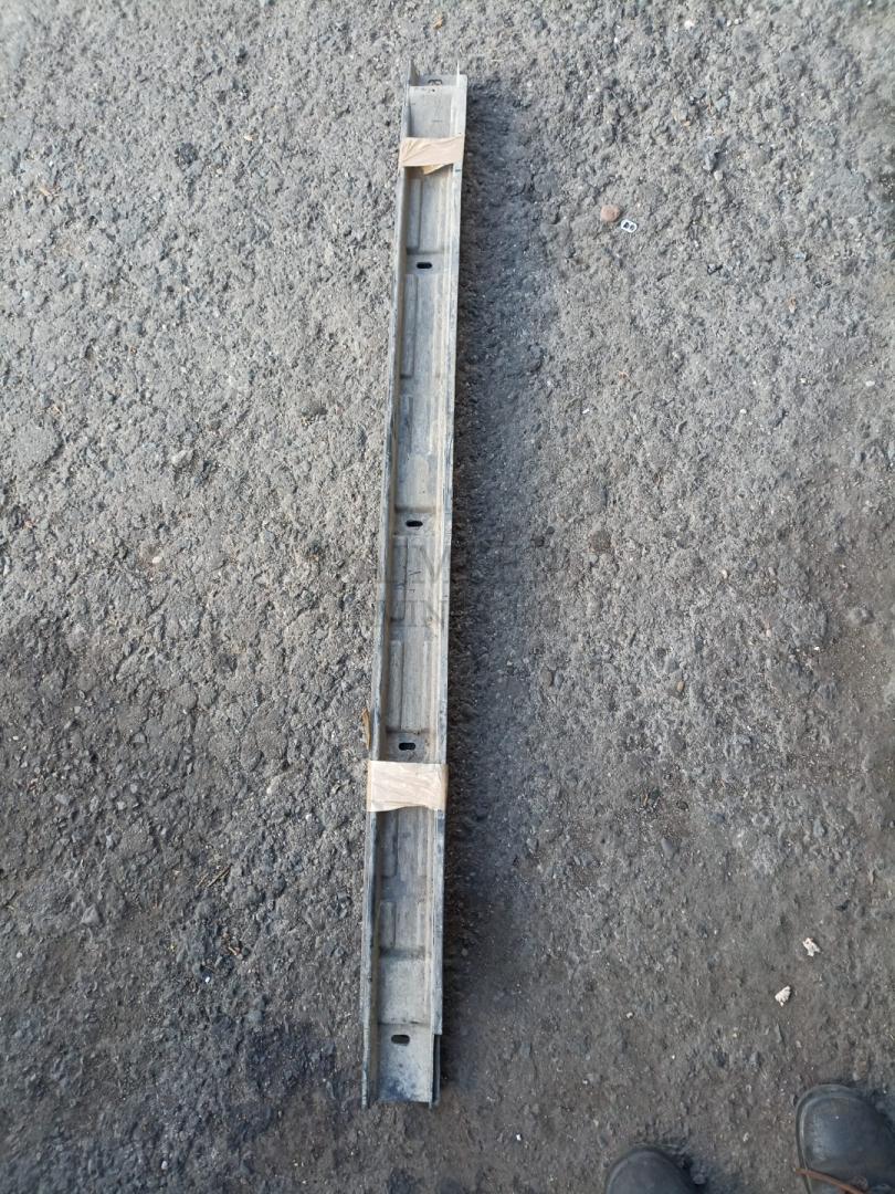 подножка Mercedes-Benz M-Класс W164 2006, 3.2 л., дизель, АКПП, серебряно голубой, полный привод, правый руль, A1646981030 - фото №1