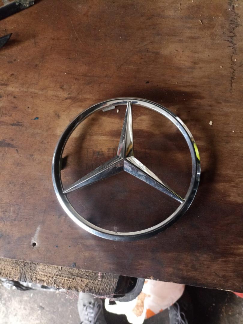 эмблема Mercedes-Benz M-Класс W164 2006, 3.2 л., дизель, АКПП, серебряно голубой, полный привод, правый руль, A2518880086 - фото №1