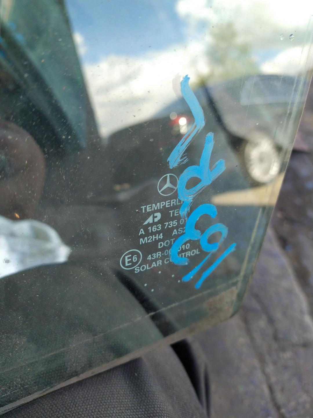 стекло двери задней левой Mercedes-Benz M-Класс W163 1999, 2.7 л., OM 612.963, дизель, внедорожник 5 дв., 1637350110 - фото №1
