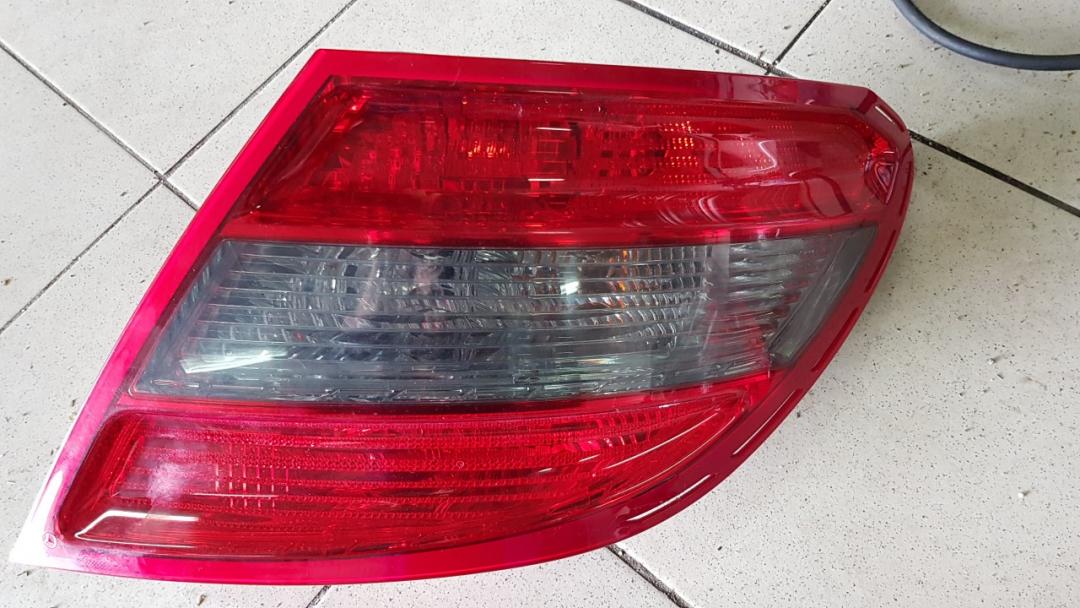 фонарь задний правый Mercedes-Benz C-Класс W204/S204 2009, 2.1 л., OM 646.811, дизель, АКПП, черный, седан, правый руль, 2048203064 - фото №1