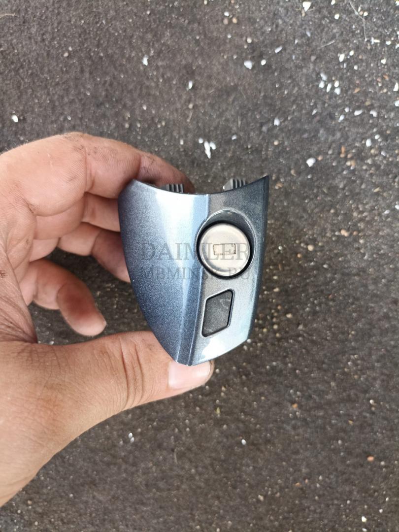 ручка наружная Mercedes-Benz E-Класс W212/S212/C207/A207 W212 2012, 2.1 л., CDi, OM 651.924, дизель, АКПП, серый металлик, седан, задний привод, правый руль - фото №1