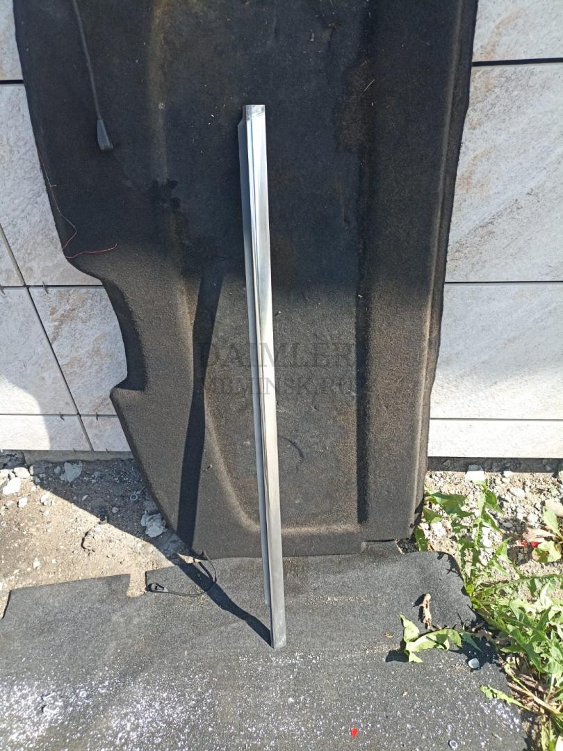 молдинг двери передней правой Mercedes-Benz E-Класс W212/S212/C207/A207 W212 2012, 2.1 л., CDi, OM 651.924, дизель, АКПП, серый металлик, седан, задний привод, правый руль - фото №1