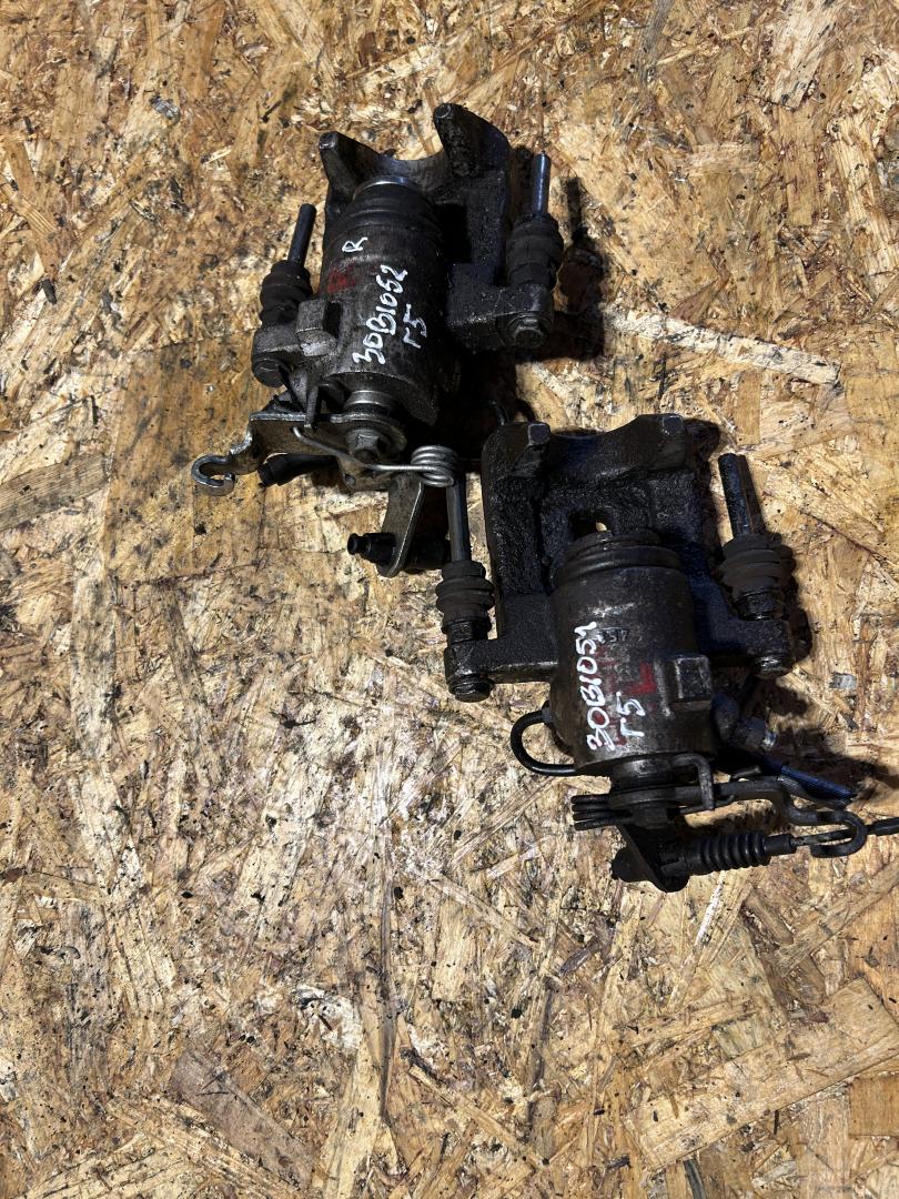 суппорт задний правый Volkswagen Golf 5 поколение 2006 - фото №1