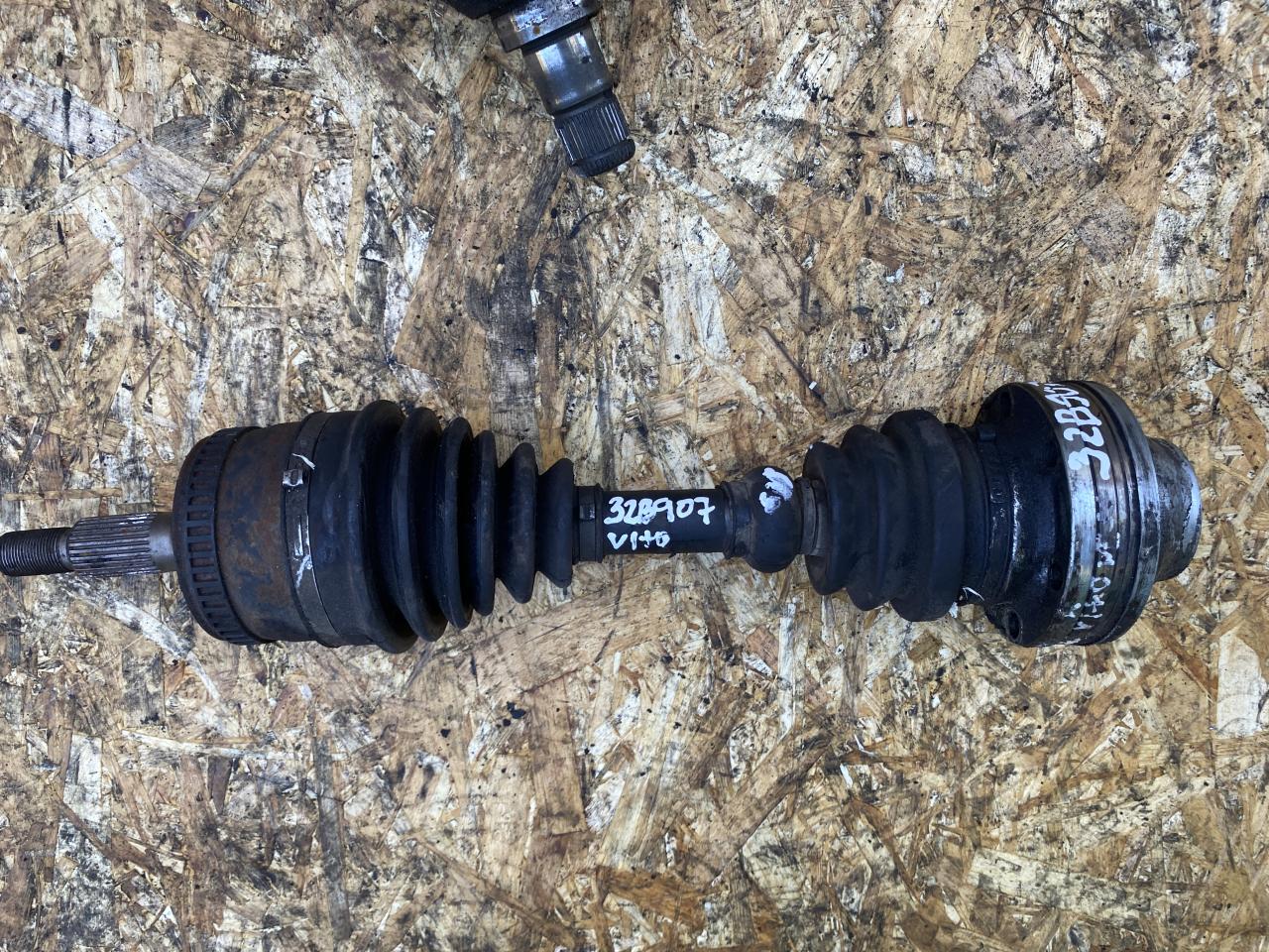 полуось передняя левая (приводной вал, ШРУС) Mercedes-Benz Vito W638 1999, 2.2 л., дизель - фото №1