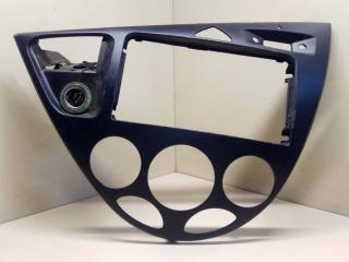 рамка под магнитолу Ford Focus 1 поколение 1998, 1.4 л., i, бензин, 5МКПП, красный, хетчбэк 5 дв., передний привод, 98ABA046A04