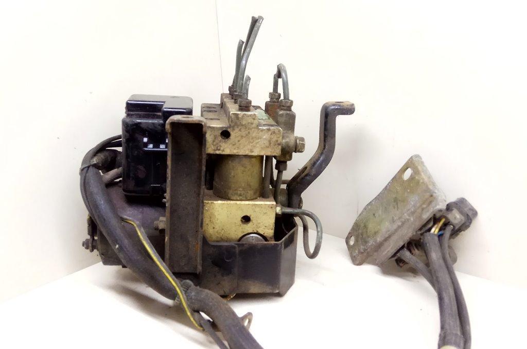 блок ABS Mitsubishi Space Wagon 2 поколение (Typ N30/N40) 1994, 2.0 л., D, дизель, MB668870, 11000030300 - фото №1