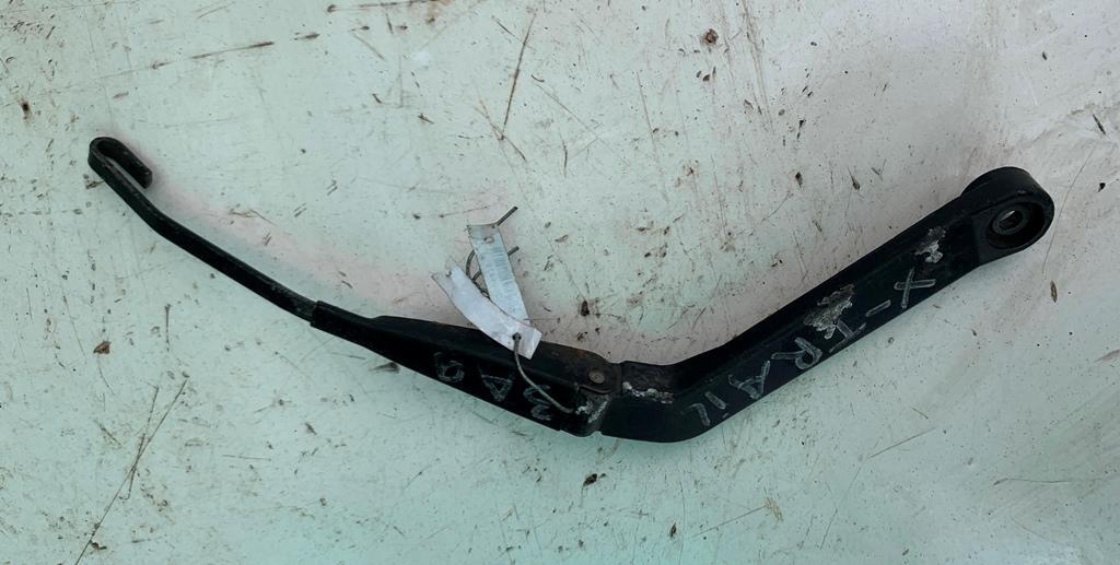 щеткодержатель задний Nissan X-Trail T30 2004 - фото №1