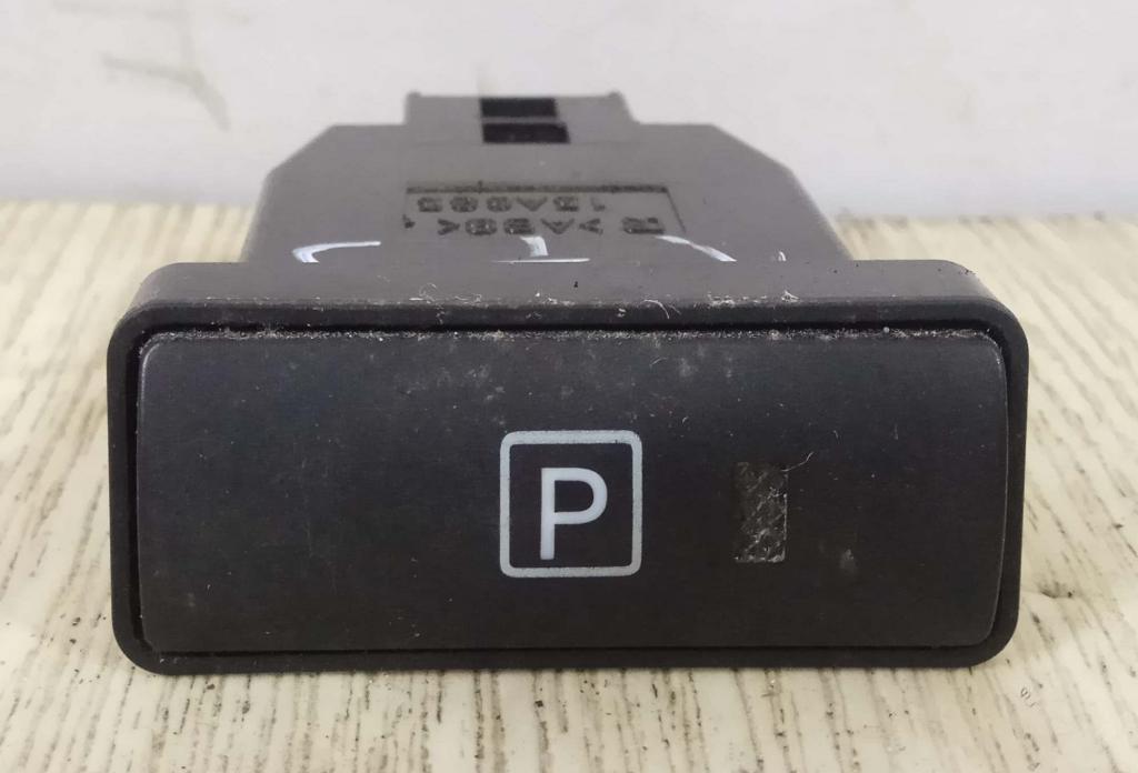 кнопка ручного тормоза (ручника) Toyota Prius 2 поколение 2005, 1.5 л., бензин, АКПП, черный, хетчбэк 5 дв., передний привод, 15A685 - фото №1