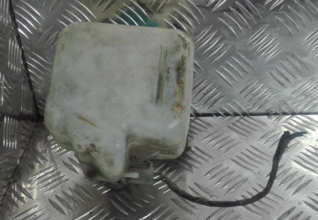 бачок омывателя Mazda 626 2 поколение 1985, универсал - фото №1