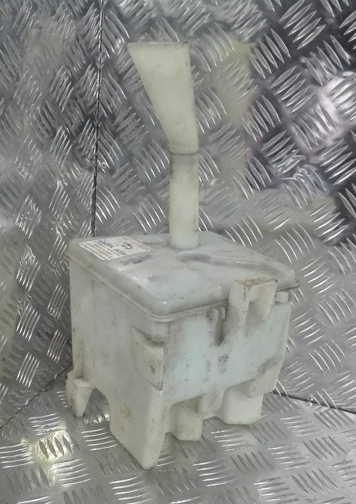 бачок омывателя Nissan Primera P10 1994, седан - фото №1