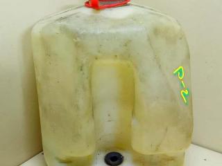 бачок омывателя Volkswagen Passat B2 1986, 1.6 л., karb., DT, бензин, 4МКПП, красный, универсал, передний привод, 321955453E