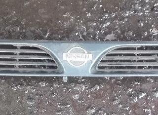 решетка радиатора Nissan Sunny N14 1995, седан