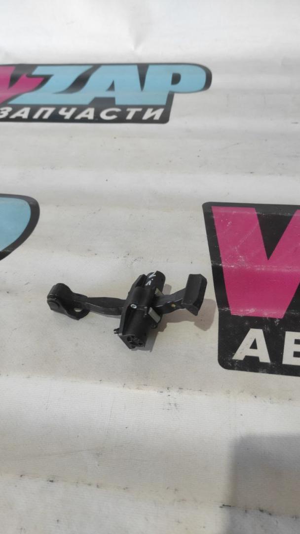 ограничитель открывания двери Tesla Model 3 1 поколение 2018 - фото №1