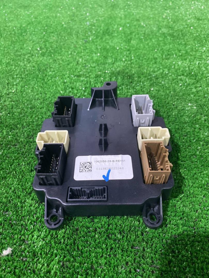 модуль управления двери Tesla Model X 1 поколение 2018, электро, хетчбэк 5 дв., 1062056-99-B - фото №1